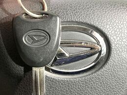 【キーレス】少し離れた場所からでもボタン一つでドアの開錠・施錠ができるのでとっても便利！ドアの鍵穴周りに傷をつけることもありません♪