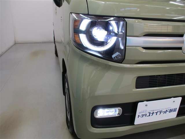 LEDヘッドライトとフォグランプのコラボです。雨や雪の日も安心！フォグランプがお車の存在を際立たせますね♪