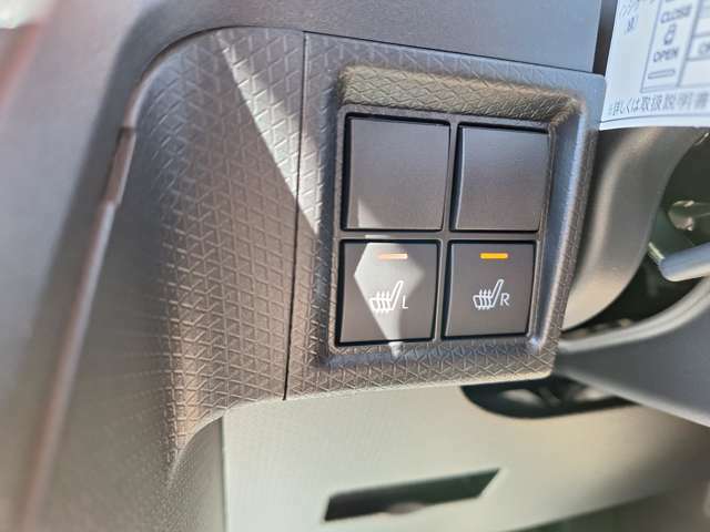 運転席と助手席に座面を暖めてくれる快適装備のシートヒーター付き！