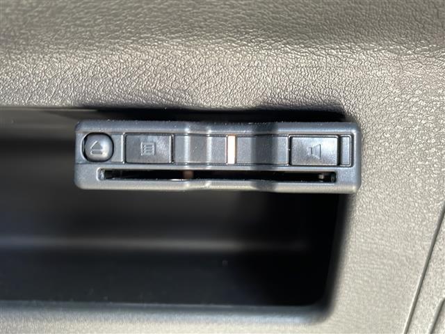 【ETC】有料道路を利用する際に料金所で停止することなく通過できる、ETC車載器（ノンストップ自動料金収受システム機器）が装備されています。セットアップを行うことで利用可能になります。