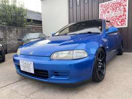 外装色は純正キャプティバブルーパールです。艶もしっかりあり塗装状態は大変良いと思います。RAYS製TE37ソニック16インチフェイス5マットブラック、新品タイヤ、鍛造ホイールナット付きです。