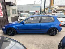 足回り系はエナペタル車高調、直巻スプリング、EK9純正アッパーマウント、前後キャンバーキットです。街乗りにも適した足回りセッティングです。カーボンリアルーフスポイラー（ボディ同色）付きです。