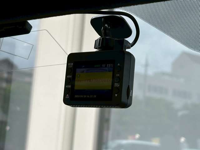 事故やあおり運転などの際に状況を記録するドライブレコーダーが付いています。