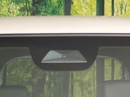 【ホンダセンシング】走行中に前方の車両等を認識し、衝突しそうな時は警報とブレーキで衝突回避と被害軽減をアシスト。より安全にドライブをお楽しみいただけます。