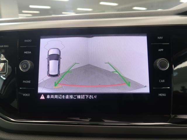 ギアをリバースに入れると車両後方の映像を映し出します。画面にはガイドラインが表示され、車庫入れや縦列駐車などの際に安全確認をサポートします。