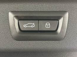 【電動リアゲート】ボタンひとつで大きなゲートも簡単に開閉可能です。背の高いSUV、ミニバンにあると嬉しいですね。