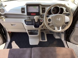 車内は光触媒抗菌消臭施工済です。スタイリッシュなデザインで暖かみのあるインパネ周りを演出します。グローブボックスやカップホルダーのほかにトレーなどたくさんの収納スペースが装備されています。