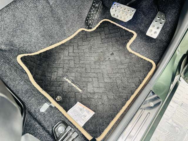 純正のフロアマットになります。使用感は御座いますが、ご納車前には掃除機清掃を行います！