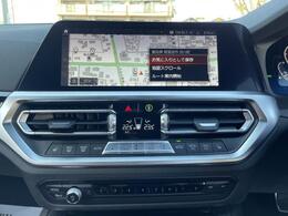 BMWのナビゲーションは操作性も良く、詳細な地図情報と交通状況を見やすく表示し、快適なドライビングをサポートしながら目的地までナビゲートします。