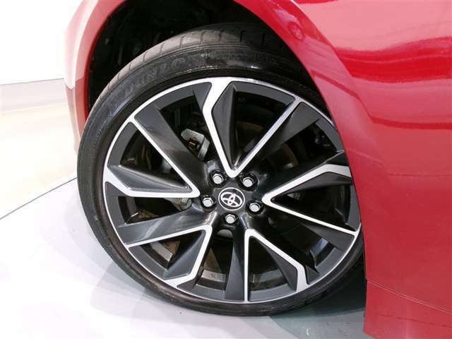 タイヤサイズは225/45R18です。