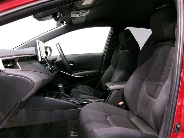 コンパクトながら運転席、助手席も広々です。
