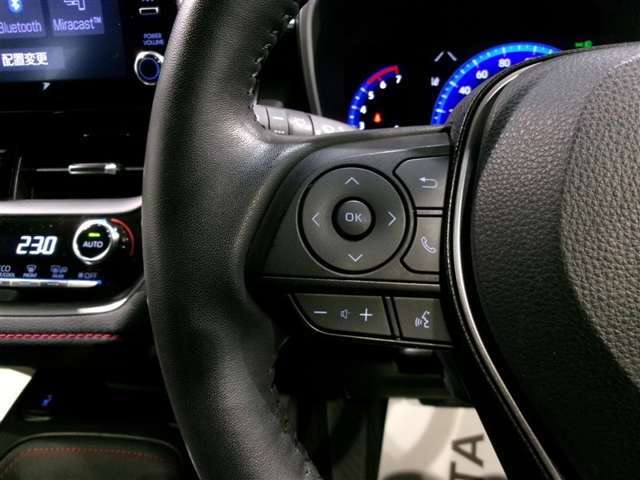 ステアリングにオーディオの操作機能が付いてますのでとっても便利！