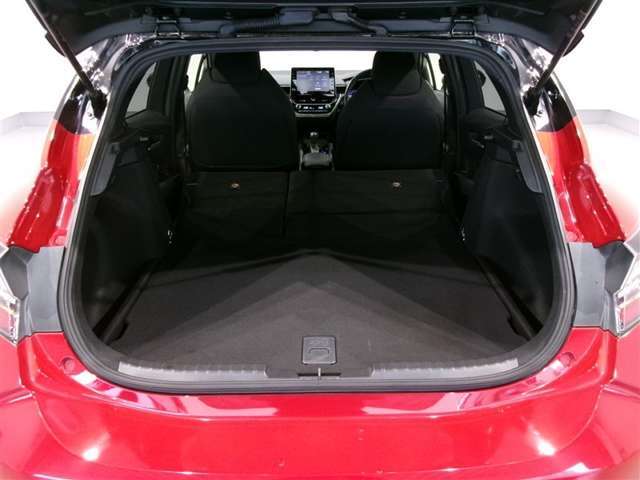 可倒式リアシートを倒せば更に広い空間を確保、長い・大きい荷物も収納OK！買い物にレジャーに大活躍です♪