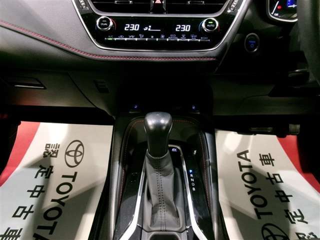 操作しやすいシフトレバーです。オートエアコンもあり快適です！