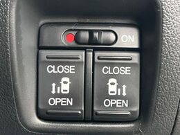 【両側パワースライドドア】スマートキーや運転席のスイッチで後席両側スライドドアの開閉が可能♪電動だから力を入れてドアを開ける必要が無く、小さなお子様でも簡単に開け閉めでき快適です♪