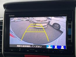 【バックカメラ】駐車時に後方がリアルタイム映像で確認できます。大型商業施設や立体駐車場での駐車時や、夜間のバック時に大活躍！運転スキルに関わらず、今や必須となった装備のひとつです！