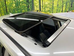 【サンルーフ】開放感たっぷりの希少装備、サンルーフが装着されています！車内に明かりを取り入れたり景色を楽しむ以外にも、車内の空気も簡単に換気できて快適です！