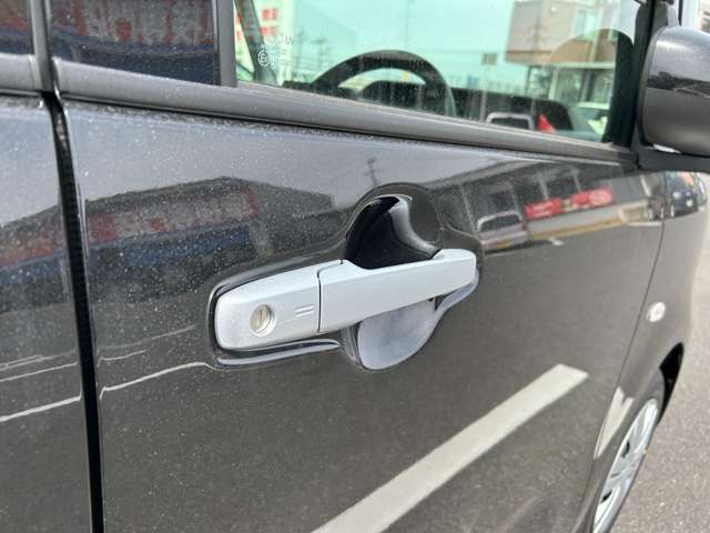☆お車についた傷やヘコミ、事故の修理もハヤシにお任せください。自社鈑金工場で修理ができますの安心です☆