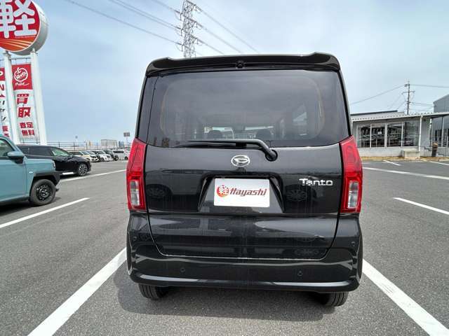 ☆お車についた傷やヘコミ、事故の修理もハヤシにお任せください。自社鈑金工場で修理ができますの安心です☆