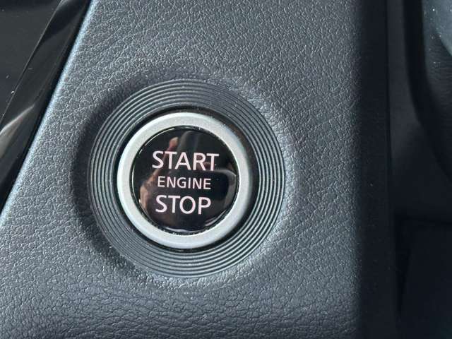 エンジンスタートは鍵を差して回す必要はなし！車内に鍵があれば（ズボンのポケットに入れたままでもOK）ブレーキを踏みながらスタートストップボタンをプッシュ！