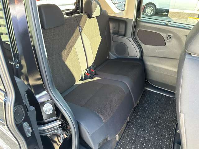 奥様、ご友人、お子様が乗られてもきっとご満足頂けるゆとりと、乗り心地を実現した後部座席！
