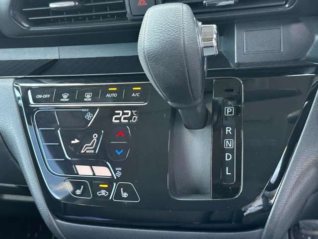 インパネシフトにより足元広々！ハンドルからも近いので操作しやすくて、シフトポジションも把握しやすい！