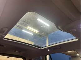 開放感あふれるドライブをお楽しみいただけるガラスルーフを装備。