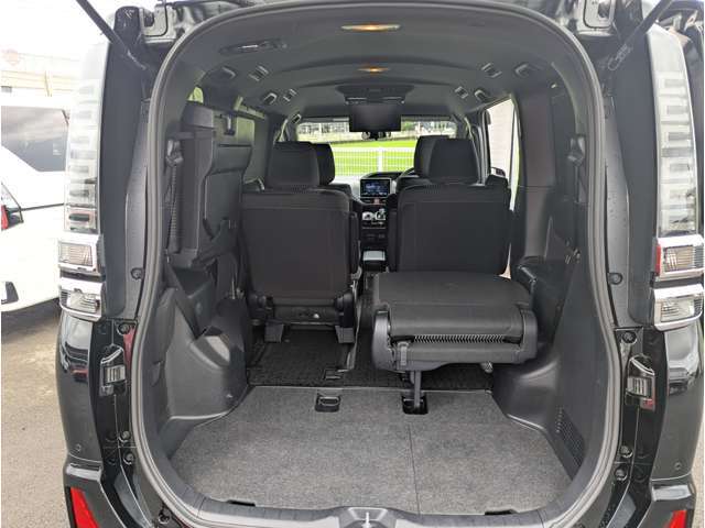 【ラゲッジ】いちばん自由に、いちばん遊べる。ミニバンクラスNo.1の荷室の広さ！ママでも簡単らくらく。3列目シートを収納すればさらに大きな荷室スペースに。