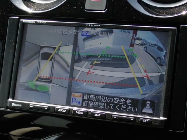 使い易いカーナビには車庫入れや縦列駐車に威力を発揮するアラウンドビュー機能付きバックカメラが映し出されます。便利機能ですね。