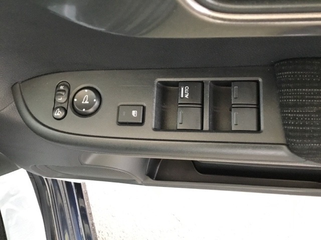 電動格納式リモコンドアミラーと、パワーウィンドウマスタースイッチ等は運転席ドアにあります。