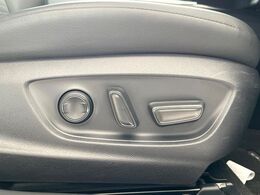 【パワーシート】スイッチ一つで簡単にシートの微調整が可能！電動だから力もいりません！快適なシートポジションにセットして、快適なドライブをお楽しみください。