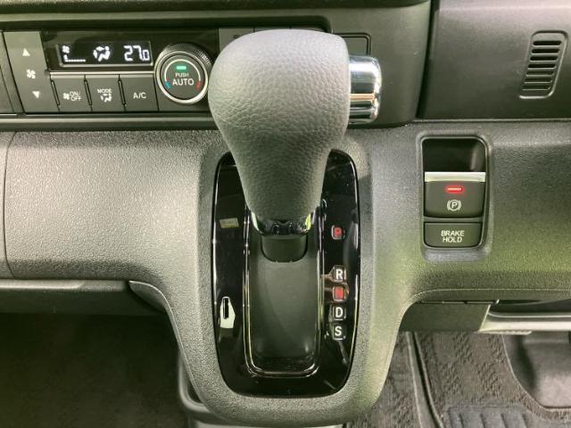 WECARSの展示場では実際に見て、触ってお車をお選びいただけます！知識の豊富な営業スタッフが様々なカーライフをご提案いたします！