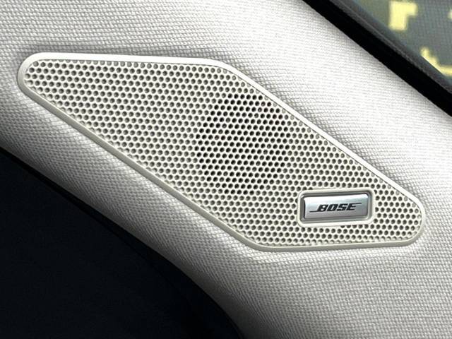 【BOSEサウンドシステム】メーカーオプションの高品位サウンドシステムを搭載。専用のチューニングが施された大小様々なスピーカーから良質なサウンドが奏でられ、臨場感あふれる音響空間を演出します。