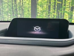 【8.8インチマツダコネクト】車内の雰囲気にマッチした大型のディスプレイ。スマホ接続でのナビ使用やBluetooth再生等、様々な機能が楽しめます。直感的なダイヤル操作が可能で、使い勝手も良好です。
