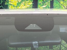 【トヨタセーフティセンス】走行中に前方の車両等を認識し、衝突しそうな時は警報とブレーキで衝突回避と被害軽減をアシスト。より安全にドライブをお楽しみいただけます。