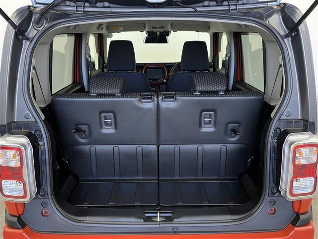 【トランク】積み込みやすくて、たっぷり積める荷室です。シートアレンジできるものは、乗車人数と荷物の量や大きさによってシートを動かすことができるので、より快適なドライブが可能です！