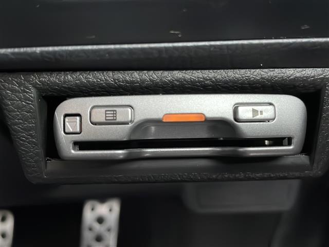 【ETC】有料道路を利用する際に料金所で停止することなく通過できる、ETC車載器（ノンストップ自動料金収受システム機器）が装備されています。セットアップを行うことで利用可能になります。