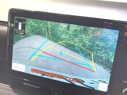 【バックカメラ】駐車時に後方がリアルタイム映像で確認できます。大型商業施設や立体駐車場での駐車時や、夜間のバック時に大活躍！運転スキルに関わらず、今や必須となった装備のひとつです！