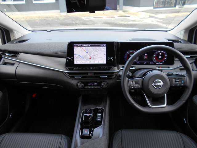 大画面のナビゲーションが付いています。ドライブや知らない場所で活躍しますよ。