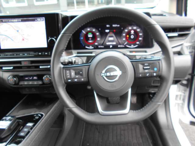 ステアリングハンドルです。オーディオコントロールスイッチが付いて運転中でも手元でオーディオの操作が出来て便利ですよ。