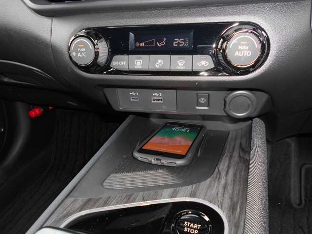 ワイヤレスでスマートフォンなどを充電できますので、とても便利です。