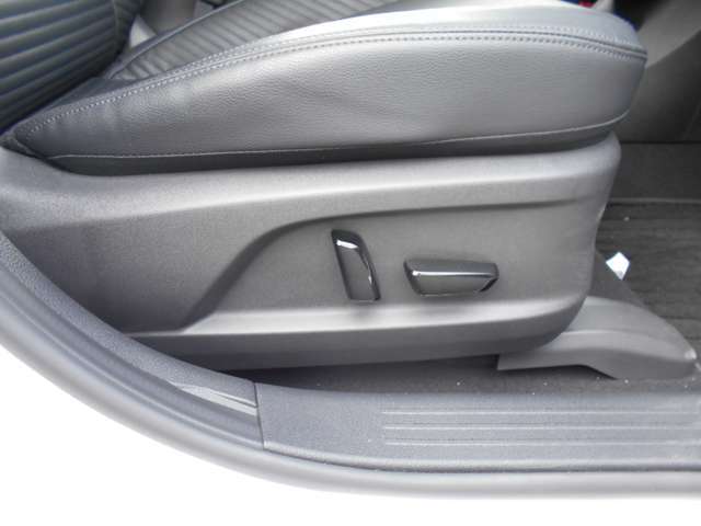 パワーシートです。シート位置をスイッチを押すだけで簡単に調整出来ますよ。