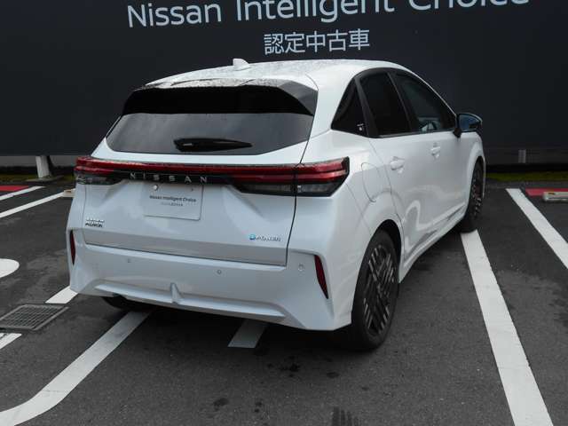 全周囲カメラが付いています。後ろはもちろん隣の駐車ラインまで見れますので車庫入れが簡単で楽しくなりそうです。