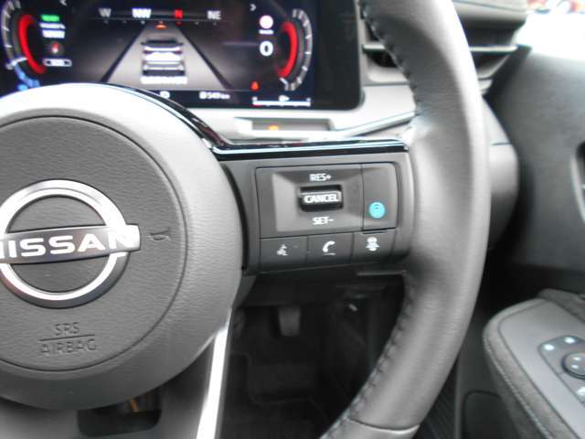 同一車線運転技術のプロパイロット付き。高速道路や自動車専用道路での単調な渋滞走行と長時間の巡航走行をドライバーに代わってアクセル、ブレーキ、ステアリングを自動で制御してくれます。