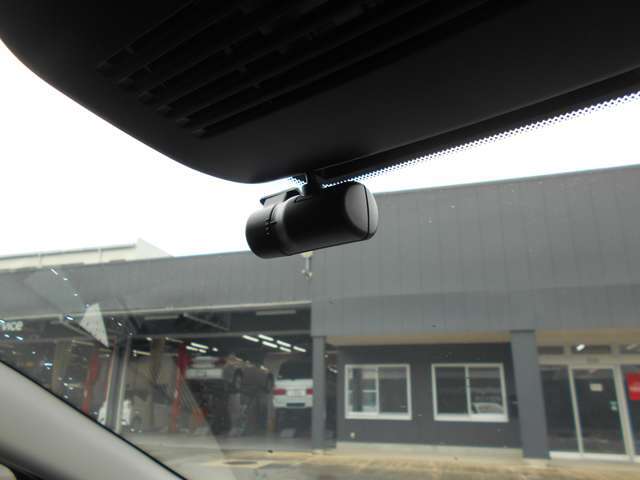 コンパクトなドライブレコーダーです。万が一の瞬間も自動で録画しています。