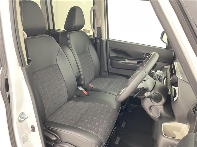 【4人乗りハーフレザーシート】ゆったりとした座り心地と、車内を広々と使える快適性に長けているので、快適な時間をお過ごしいただけます！