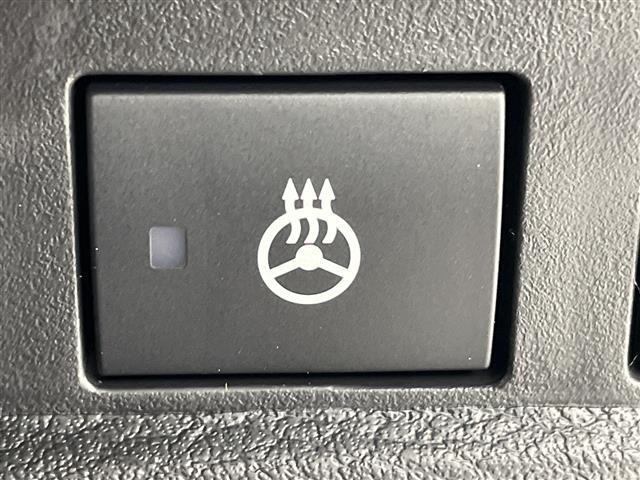 【ステアリングヒーター】冬場の寒い日に手がかじかみながら運転するのはツライですよね。でも、これがあれば安心です！ハンドルのグリップ部がじわっと暖かくなって心までポカポカします。