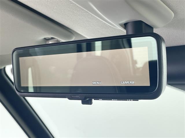 【デジタルルームミラー】車両後方カメラの映像をルームミラーに映すことが出来ます。 そのため、後席に人や荷物があって後方が見えづらい場合でもしっかり視界を確保することが出来ます。