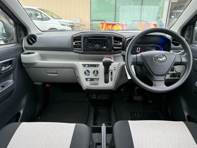 今の軽自動車は室内のスペースを広くとって作られています。このくらいのスペースがあれば運転もノンストレスではないでしょうか♪