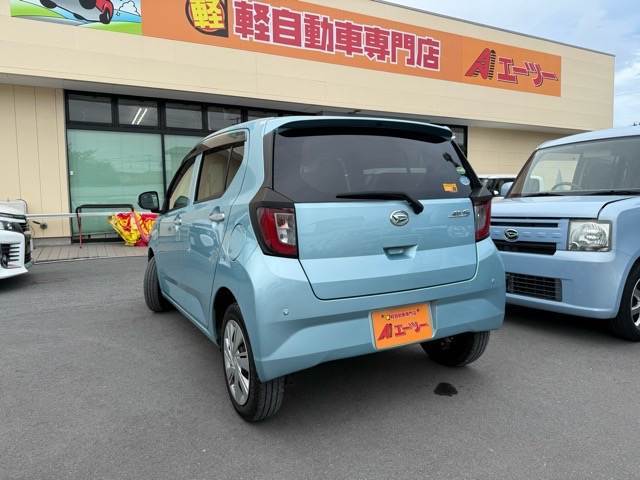 当店では、車輌を展示する前に商品化という、ある程度の内装・外装の清掃を致します。納車の際は外装・内装を隅々まで徹底的に清掃させて頂き、ご納車させて頂いております。